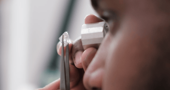 img_gemologist_inspecting_rough_diamond