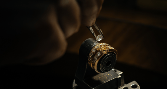 img_jeweller_setting_diamond_to_a_ring_band